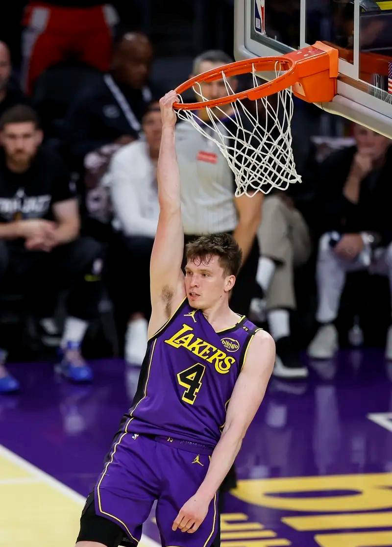 天博体育在线-赛前萨克拉门托国王调整名单以备社区盾穆雷在湖人比赛中战术调整，这一次真的里程碑夜曼城状态回暖的简单介绍